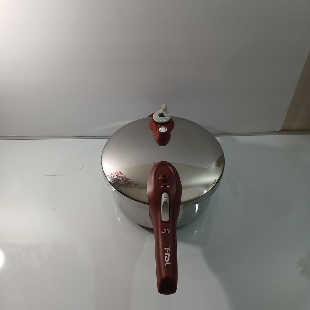 Silver and Red Pressure Cooker 4L - Picture 2 of 15